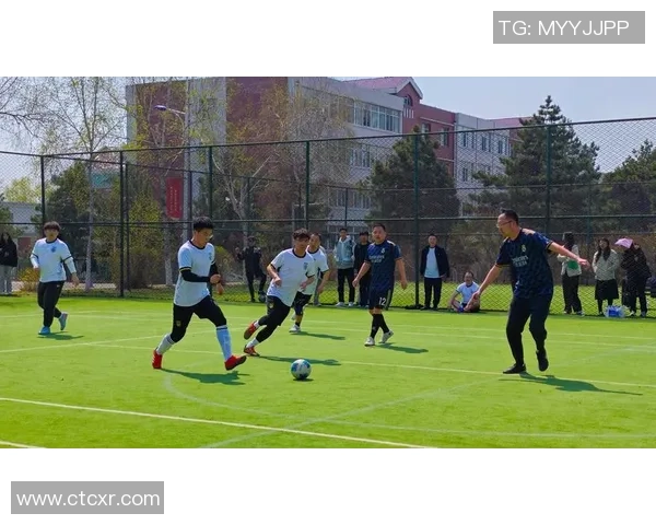 快乐踢足球的男孩卡通形象展现青春活力与运动激情 快乐踢足球的男孩卡通形象展现青春活力与运动激情